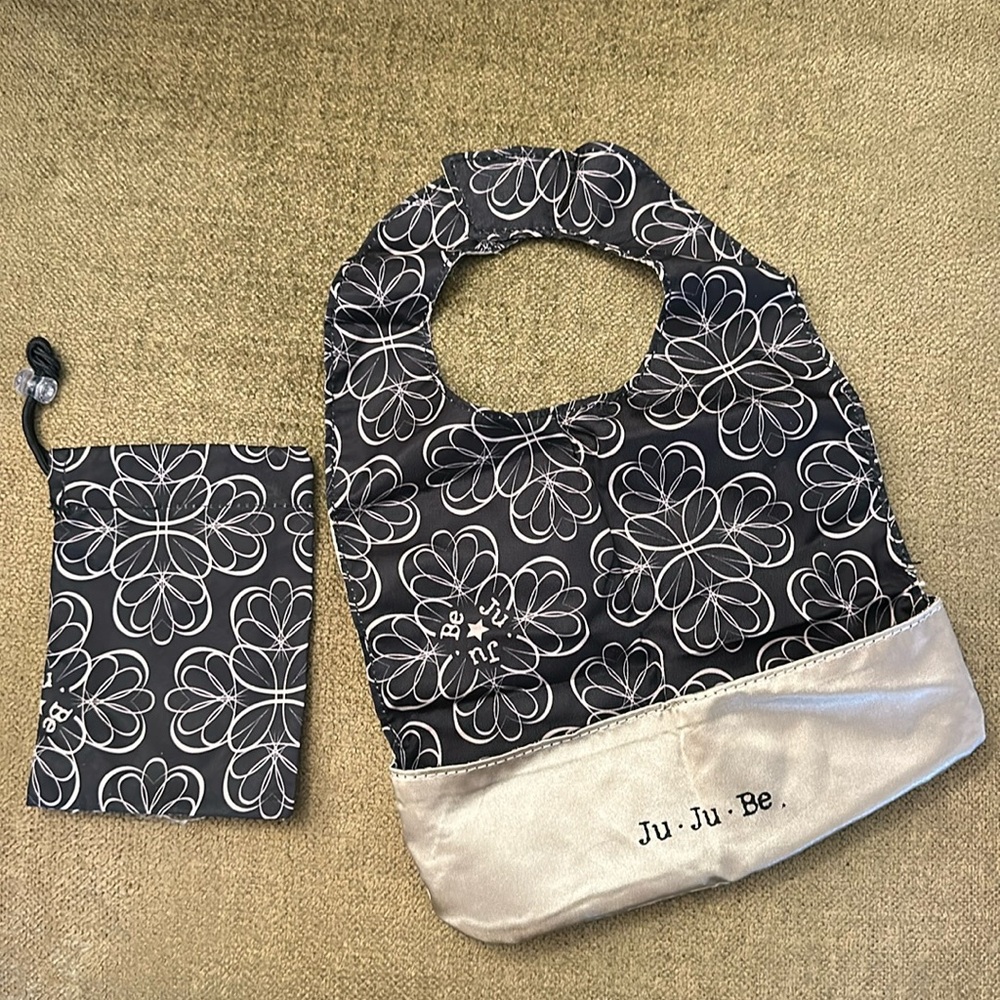 Best bib! JuJuBe magnetic closure around neck, anti microbial, great condition!